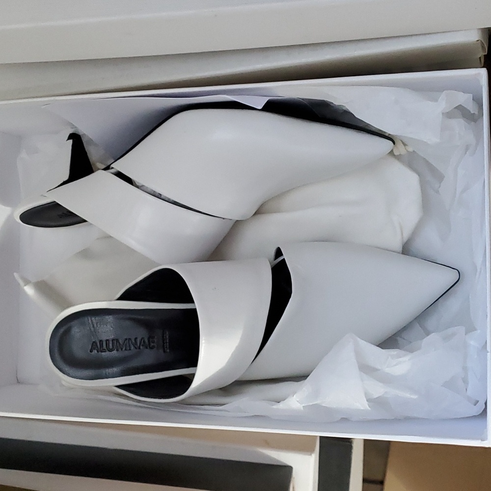 NIB $850 Alumnae sz 38 mules